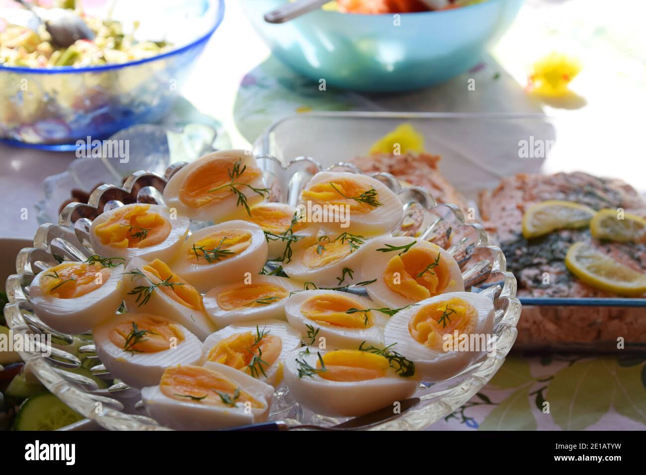 Traditionelle schwedische Smorgasbord während der Osterferien mit gesunden gekochten Eiern in zwei Hälften geschnitten, mit etwas frischem Dill dekoriert. Stockfoto