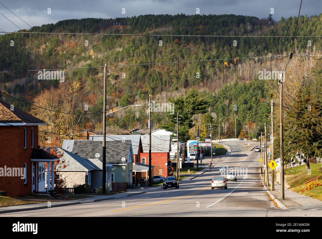 Ein erhöhter Blick auf den Trans-Canada Highway oder die McConnell Street in der Stadt Mattawa, Nipissing District, Ontario, Kanada. Stockfoto