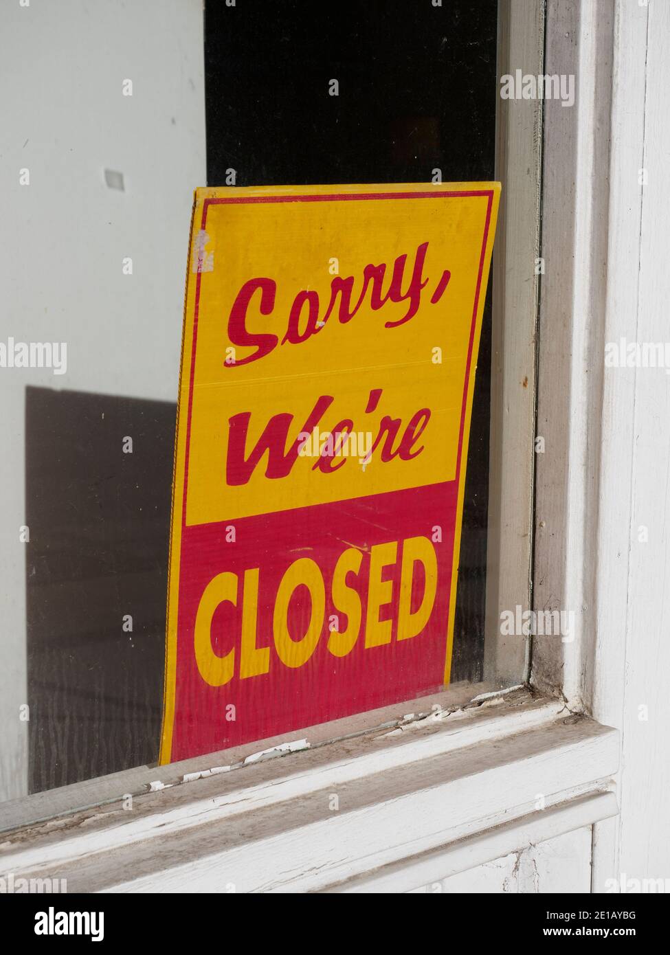Geschäft geschlossen Schild an der Tür zu einem geschlossenen oder geschlossenen Unternehmen in Montgomery Alabama, USA. Stockfoto