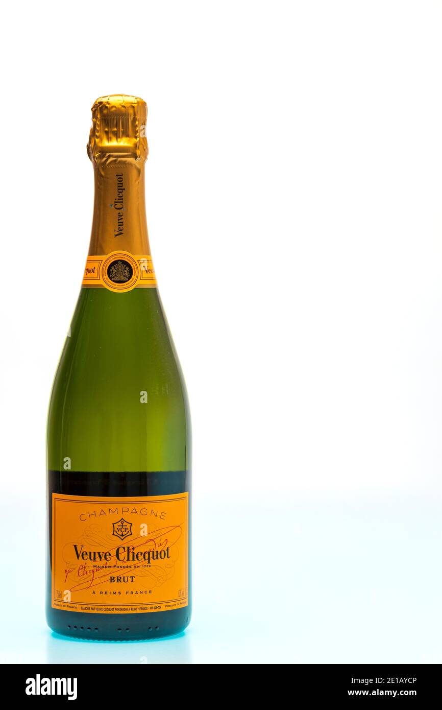 Nahaufnahme der Flasche authentischen französisch Brut Champagner Veuve  Cliqcuot. Alkohol-Konzept Stockfotografie - Alamy