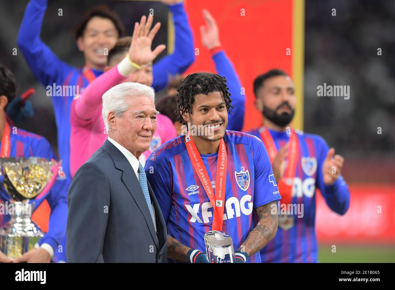 Tokio, Japan. Januar 2021. Leandro (R) des FC Tokyo erhält die MVP-Trophäe von Shigeaki Iijima nach dem Gewinn des J. League YBC Levain Cup Final Match 2020 zwischen Kashiwa Reysol 1-2 FC Tokyo im Nationalstadion in Tokio, Japan, 4. Januar 2021. Quelle: FAR EAST PRESS/AFLO/Alamy Live News Stockfoto