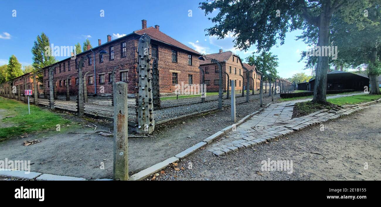 Obóz w Oświęcimu wraz z ogrodzeniem z drutu kolczastego Stockfoto