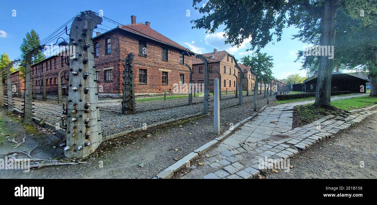 Obóz w Oświęcimu widziany zza bramy z drutem kolczastym Stockfoto