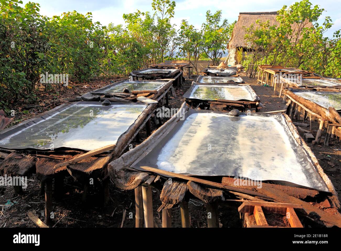 Salzwasser, das während der traditionellen Salzherstellung in der Sonne getrocknet wurde. Kusmba, Bali, Indonesien Stockfoto