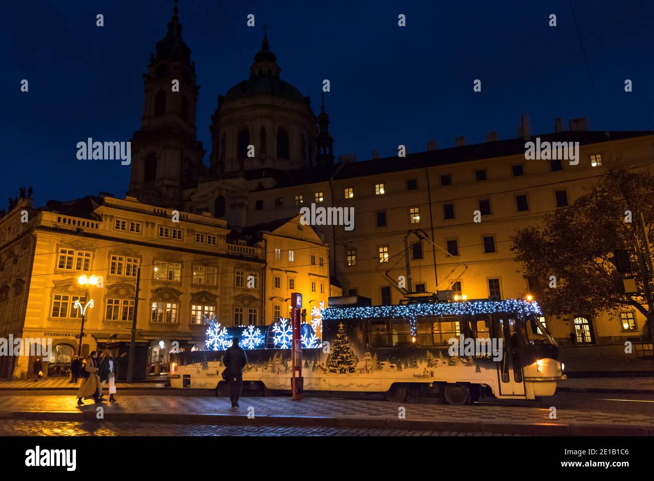 PRAG - Dezember 30: Wartemanasbahn Tatra T3 mit Weihnachtsdekoration Platz der Republik am 30. Dezember 2020 in Prag, Tschechische Republik. Prager Burg Stockfoto