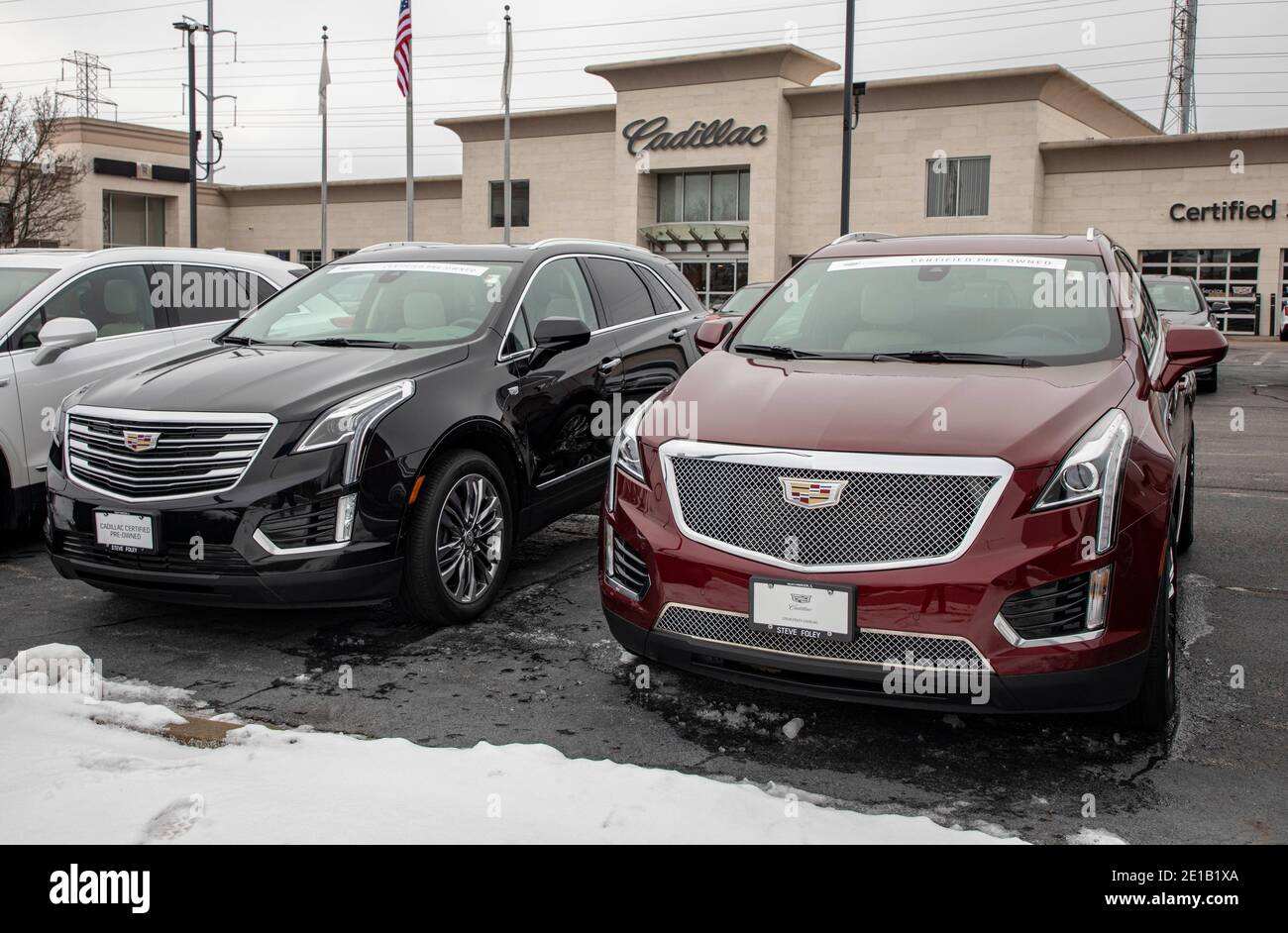 Chicago, USA. Januar 2021. Cadillac-Modelle sind bei Steve Foley Cadillac in Northbrook, Illinois, USA, am 5. Januar 2021 zu sehen. General Motors Co. (GM) gab am Dienstag bekannt, dass es 2,547,339 Fahrzeuge in den Vereinigten Staaten im Jahr 2020 verkauft, mit Gesamtlieferungen um 11.8 Prozent im Vergleich zum Vorjahr und Einzelhandelslieferungen um 6 Prozent, beziehungsweise. Quelle: Joel Lerner/Xinhua/Alamy Live News Stockfoto