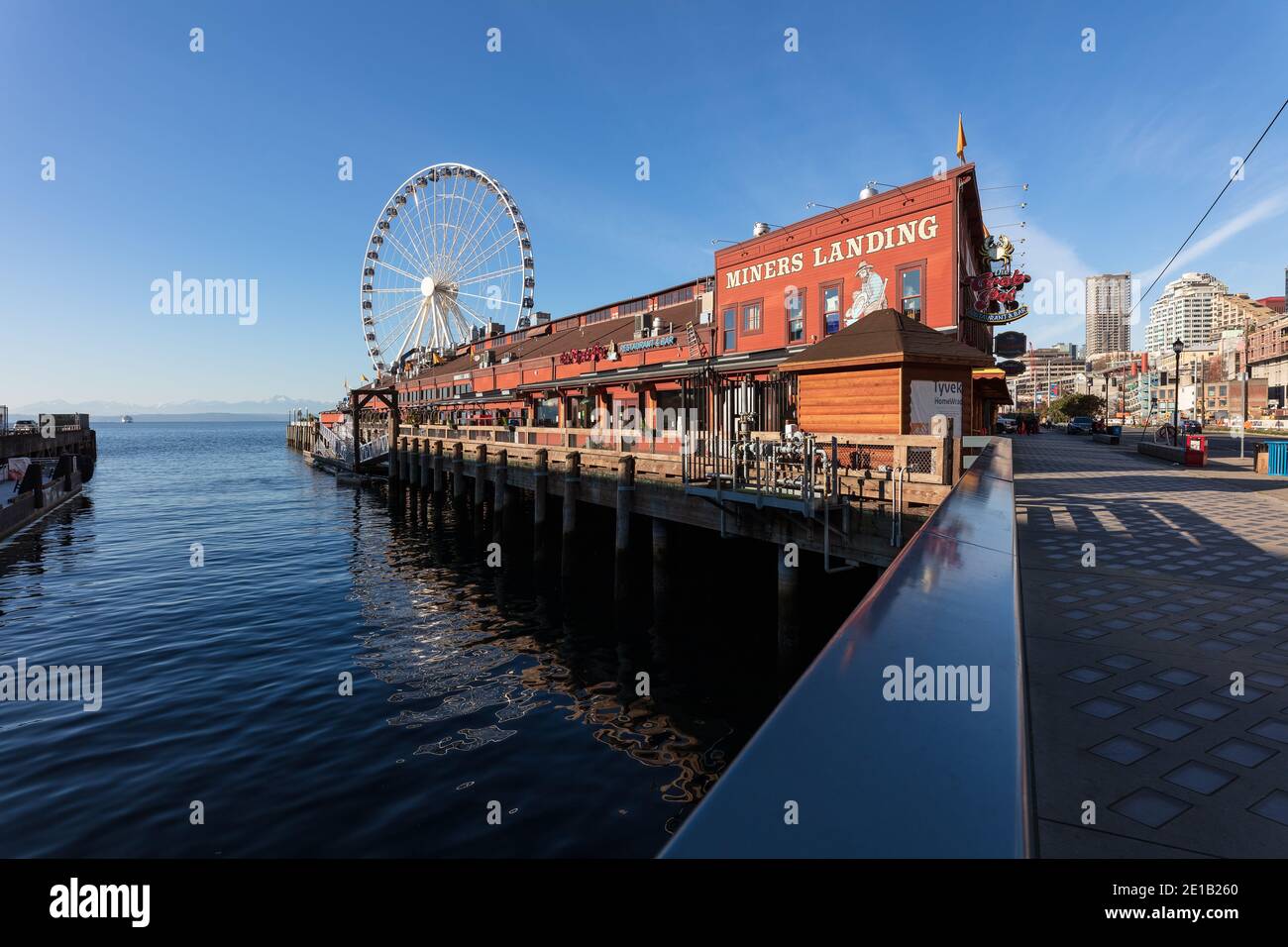 Miner's Landing am Pier 57 und The Great Wheel in Seattle, Washington Stockfoto