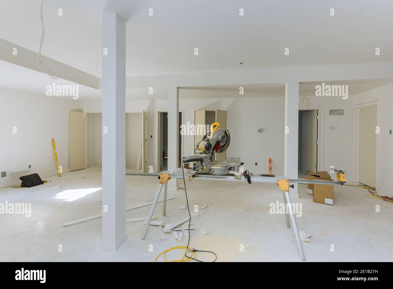Home Verbesserung auf Kreissäge schneiden für neue Hausbau Details zur Inneneinrichtung Stockfoto