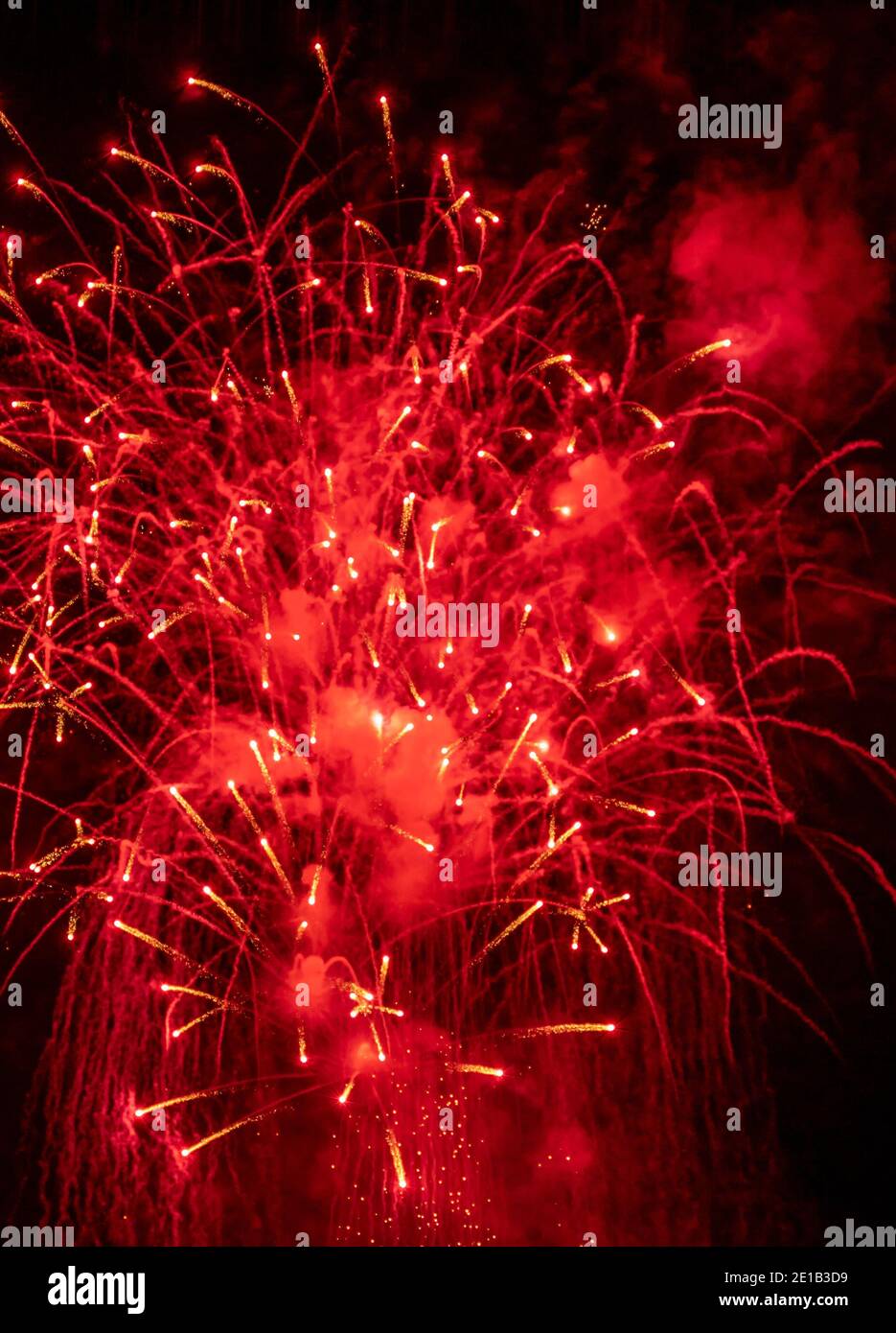 Feuerwerk leuchtet am Silvesterabend. Abstrakt Festlicher Hintergrund mit Feuerwerk funkelt. Copyspace Stockfoto