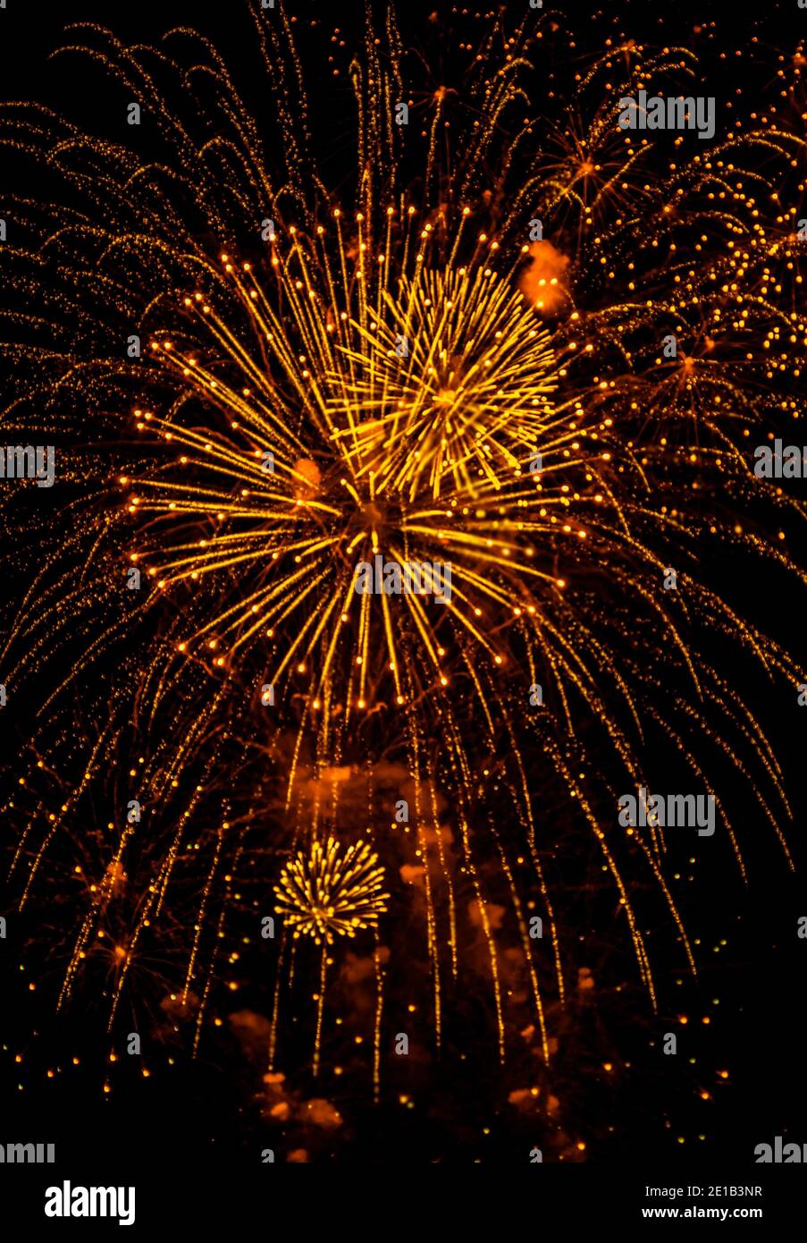 Feuerwerk leuchtet am Silvesterabend. Abstrakt Festlicher Hintergrund mit Feuerwerk funkelt. Copyspace Stockfoto