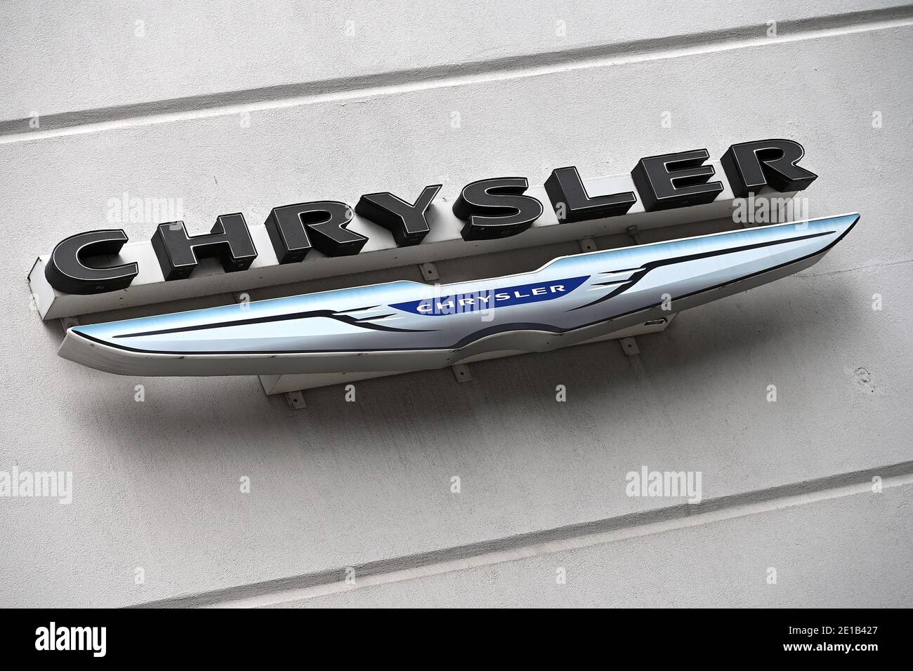 New York, USA. Januar 2021. Chrysler Automobillogo bei einem Händler auf Manhattan Upper West Side, New York, NY, 5. Januar 2021. Die Aktionäre von Fiat Chrysler Automobiles und Peugeot (Französisch) Mutterkonzern PSA genehmigten eine Fusion von 58 Milliarden US-Dollar, um den viertgrößten Automobilhersteller der Welt zu schaffen. Stellantis, Automobilhersteller, die durch den Zusammenschluss entstanden sind, hält Marken wie Jeep, RAM, Dodge, Maserati, Alfa-Romeo, Peugeot, Citroen, DS, Opel und Vauxhall. (Foto von Anthony Behar/Sipa USA) Quelle: SIPA USA/Alamy Live News Stockfoto