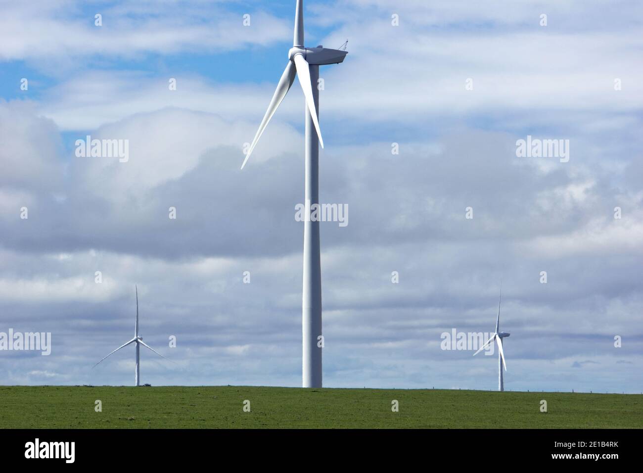 Windturbinen erzeugen sauberen Strom aus Windenergie mit grünen Feldern Hintergrund. Windpark in Victoria, Australien Stockfoto