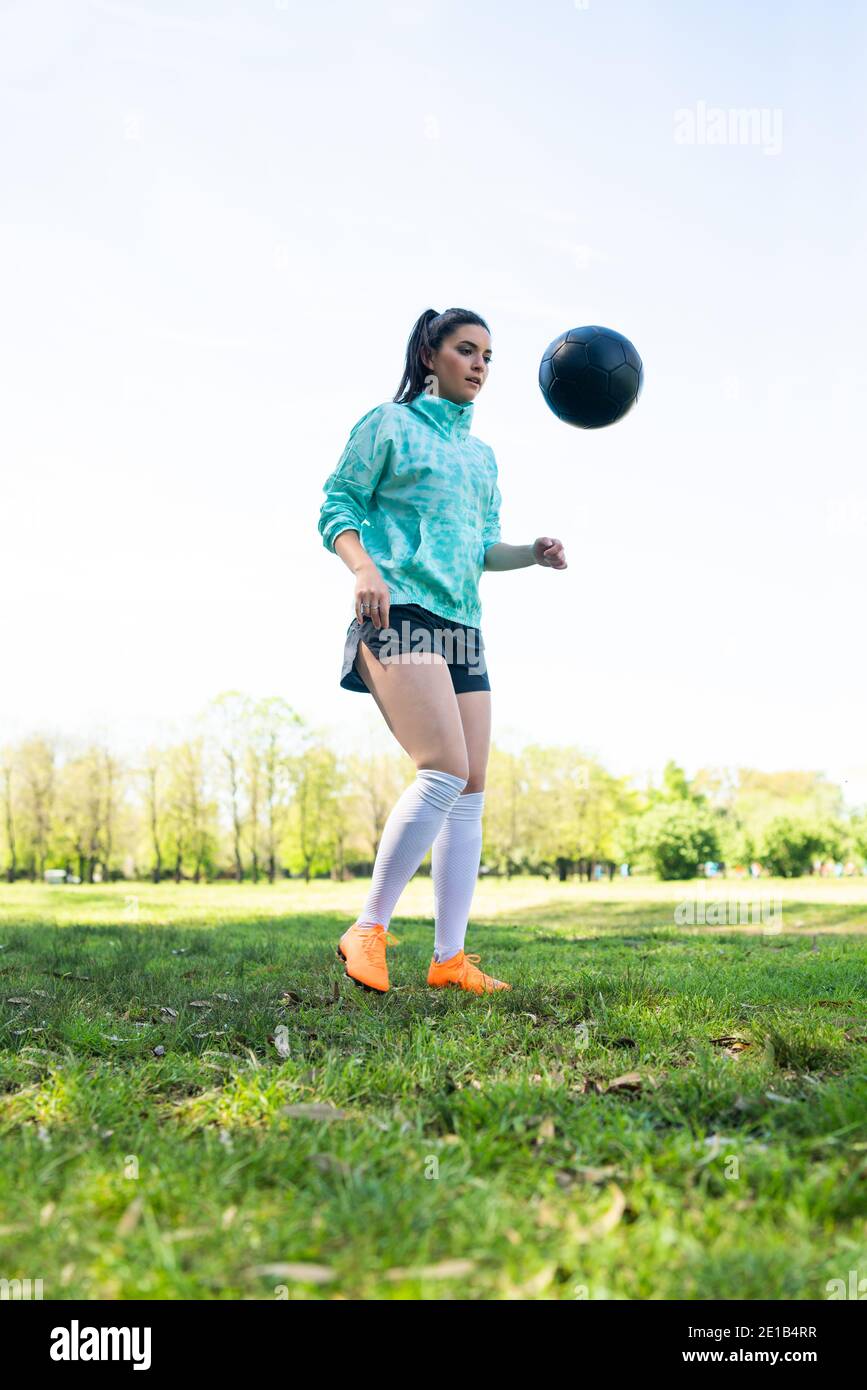 Junge Frau übt Fußball mit Ball. Stockfoto