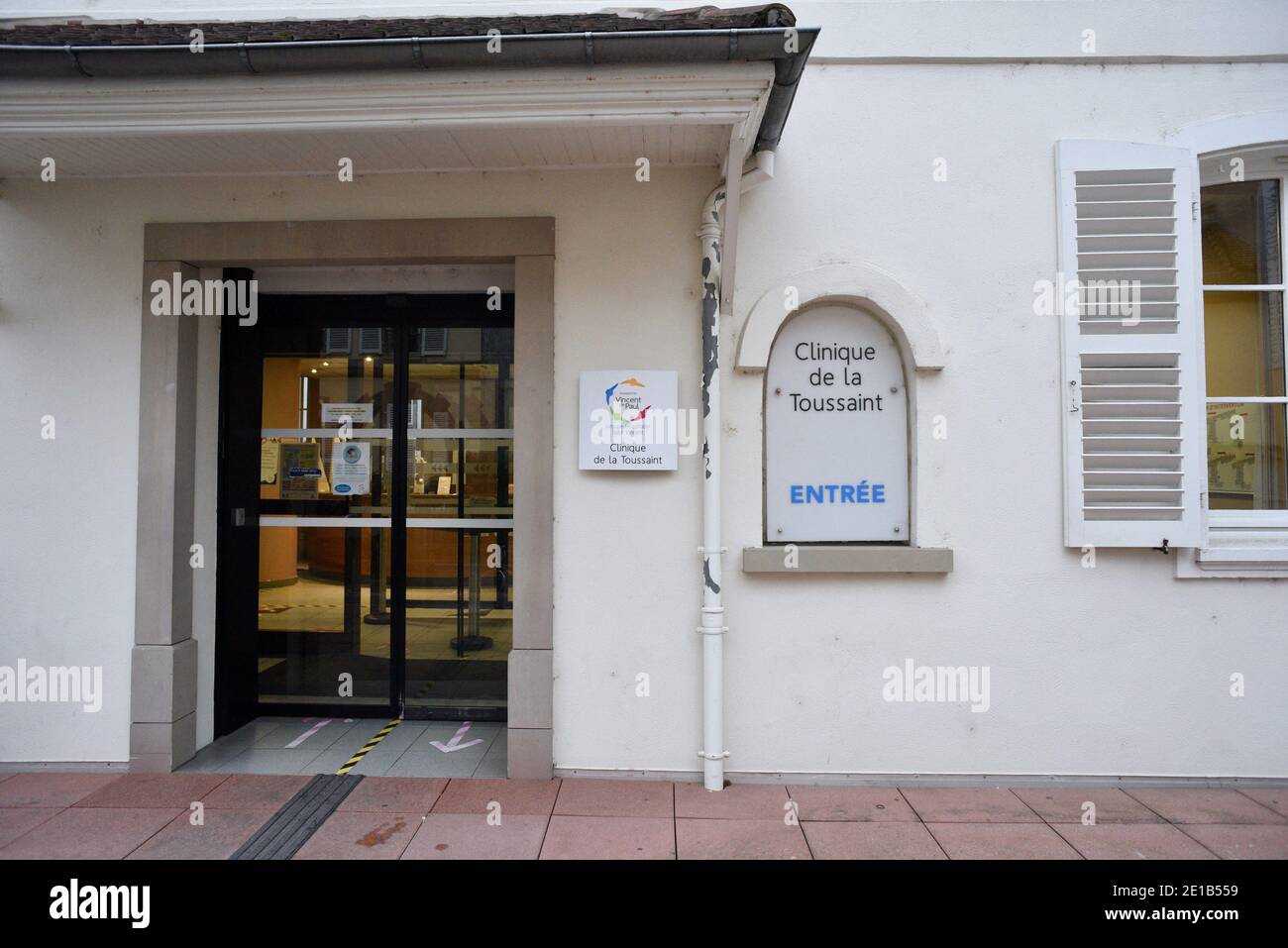 Erste Impfungen gegen Covid in der Klinik La Toussaint in Straßburg. Patienten und medizinisches Personal erhalten den Impfstoff von Pfizer BioNTech. Diese Injektionen werden in einer Abteilung dieser Klinik der Saint-Vincent Hospital Group durchgeführt, einer privaten Einrichtung von kollektivem Interesse, die von der Agence Regionale de Sante (ARS) Grand Est (Regionale Gesundheitsbehörde) als Pilotanlage ausgewiesen wird. 5. Januar 2021, in Straßburg Nordostfrankreich.Foto von Nicolas Roses/ABACAPRESS.COM Stockfoto