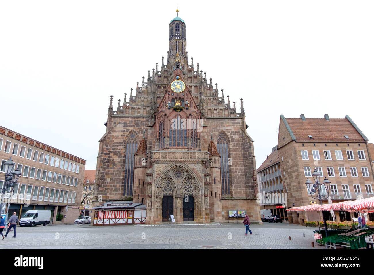 NÜRNBERG, 10. NOVEMBER 2020: Die Laurentiuskirche ist eine der bekanntesten Kirchen in Deutschland. Die gotische Kirche mit zwei Türmen wurde im 14. Jahrhundert erbaut Stockfoto