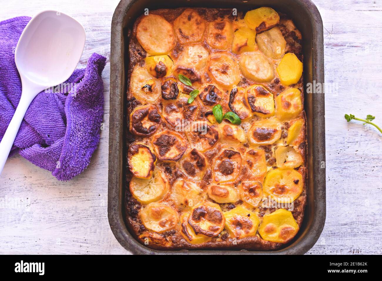 Köstliche Moussaka authentische Rezept - Schichten von Auberginen Hackfleisch Fleisch Tomate Bechamel Sauce und Käse im Ofen gebacken Gratineteller auf Holzschwein Stockfoto