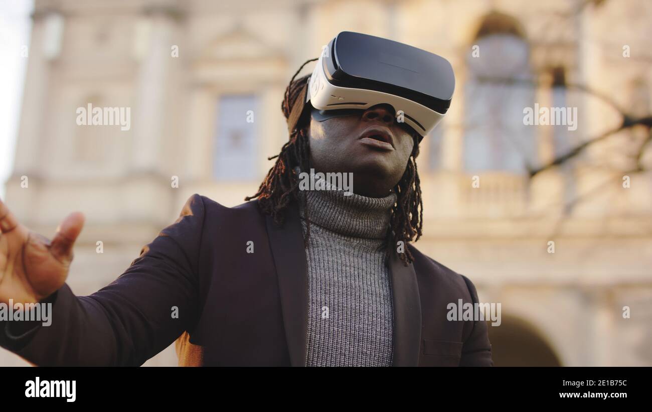 afroamerikanischer schwarzer Mann mit VR-Headset draußen. Hochwertige Fotos Stockfoto