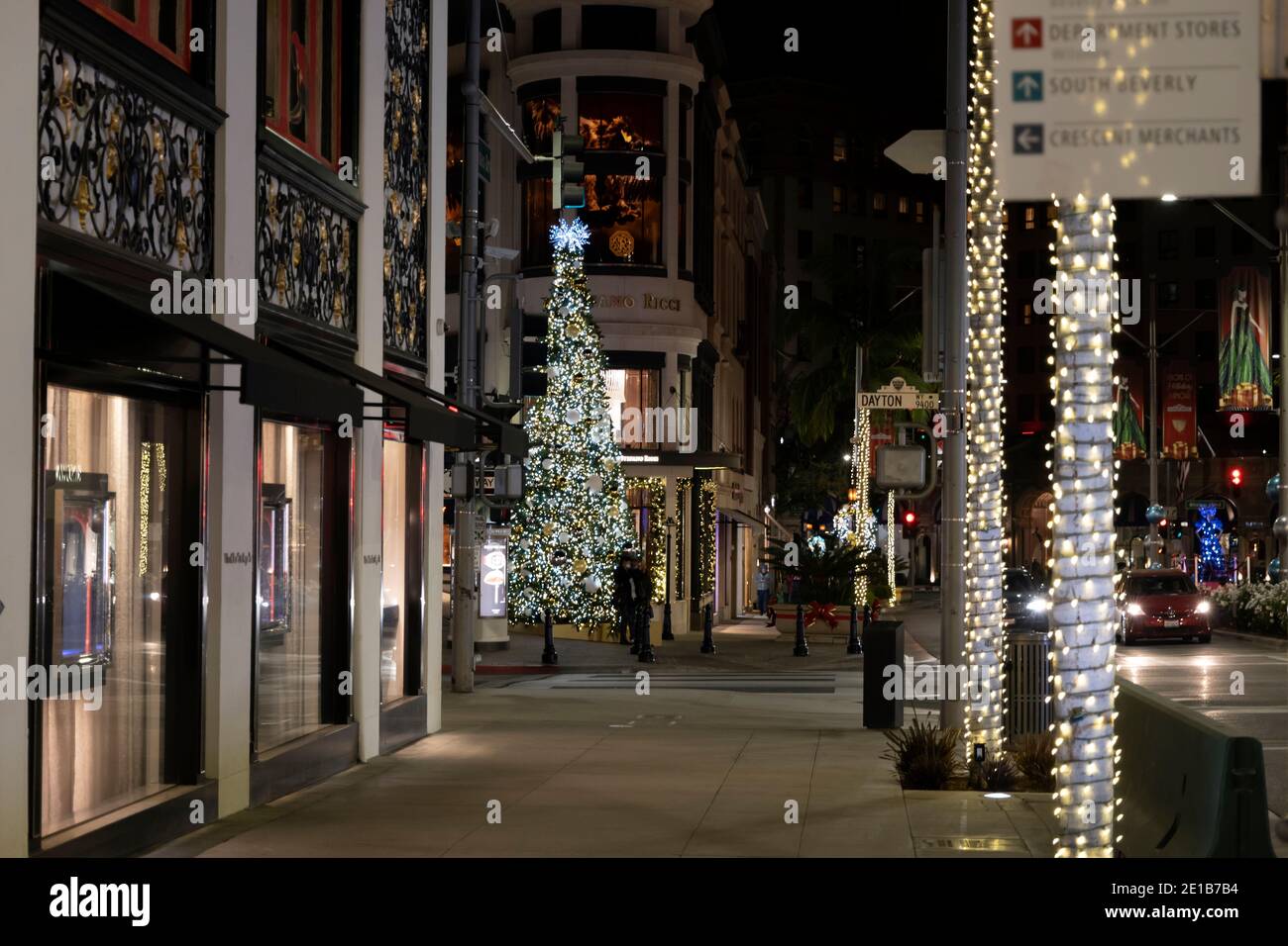 Beverly Hills, CA USA - 7. Dezember 2020: Rodeo Drive Weihnachtsbaum auf menschenleeren Gehwegen während der Christmas Shopping Saison aufgrund neuer Covid-19 quara Stockfoto