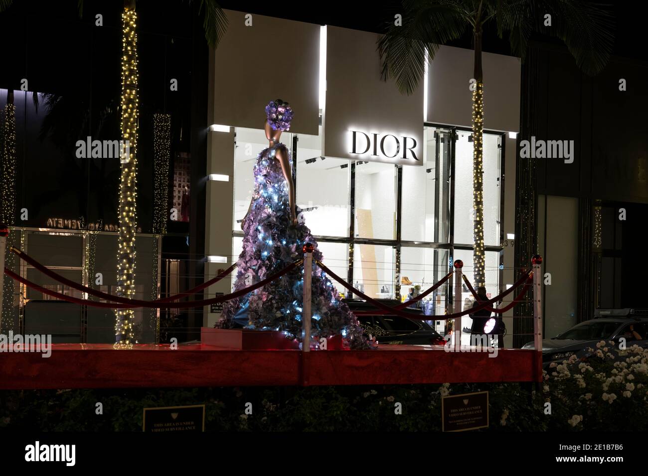 Beverly Hills, CA USA - 7. Dezember 2020: Atemberaubende Weihnachtsdekorationen auf dem Post Rodeo Drive in Beverly Hills Stockfoto