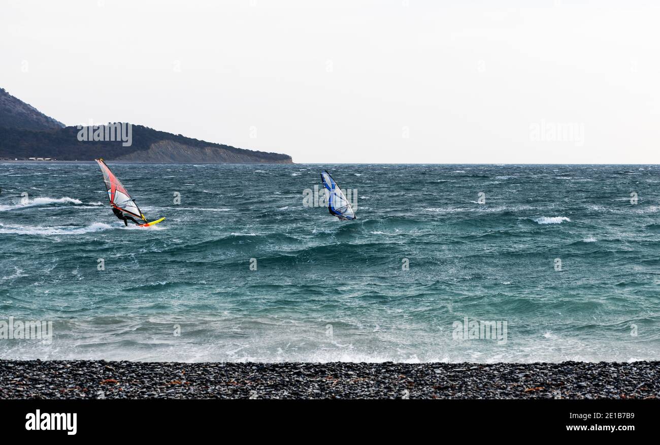 Windsurfen mit Mann am Schwarzen Meer Stockfoto