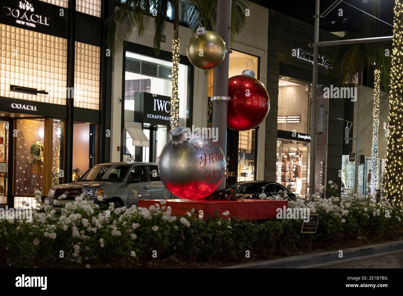 Beverly Hills, CA USA - 7. Dezember 2020: Atemberaubende Weihnachtsdekorationen am Rodeo Drive in Beverly Hills Stockfoto