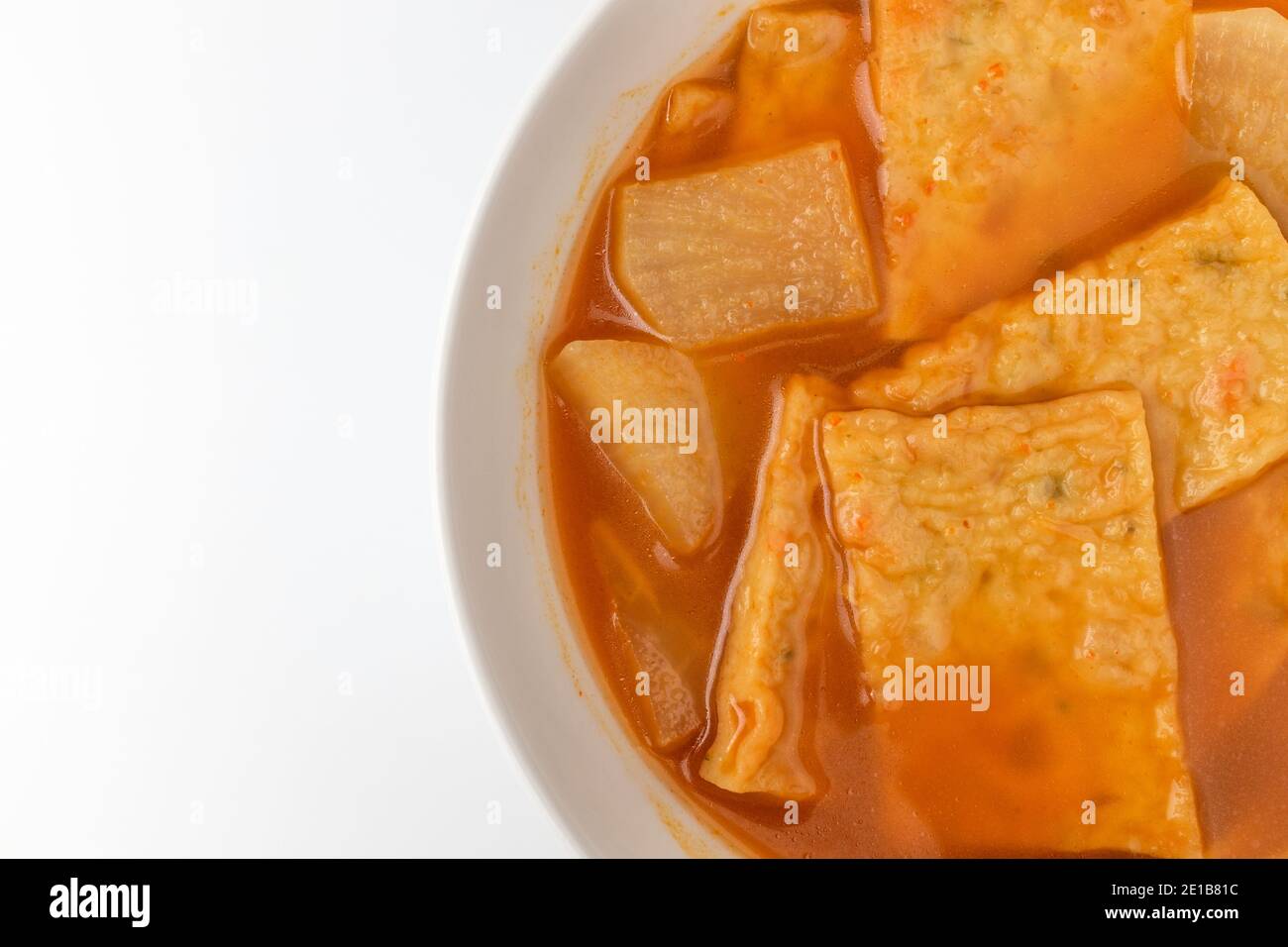 Fischkuchensuppe auf weißem Hintergrund Stockfoto