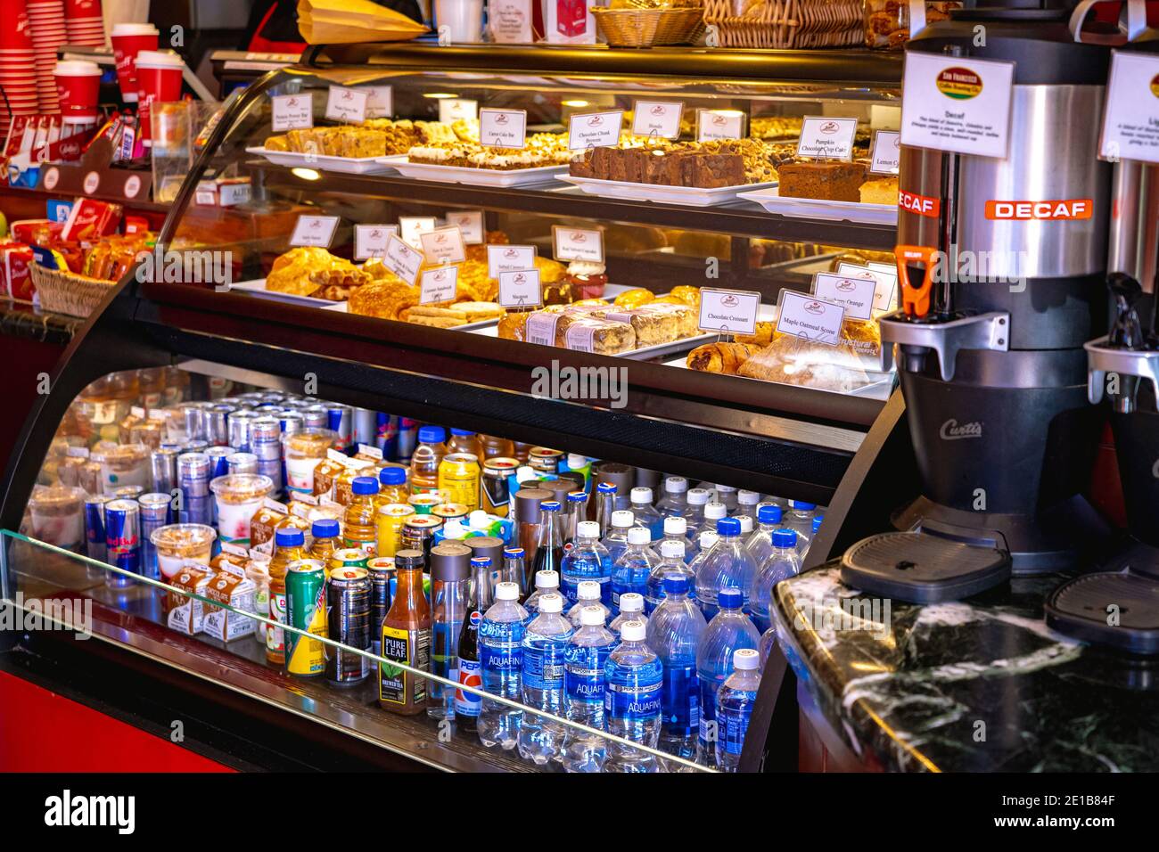 Gebäck und Getränke in einem Schaukühlschrank im Lotus Biscoff Coffee Corner Store am Pier 39. Stockfoto