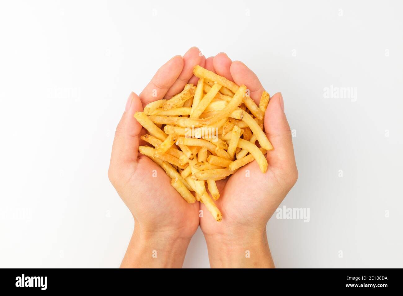 Kartoffelstäbchen auf weißem Hintergrund Stockfoto