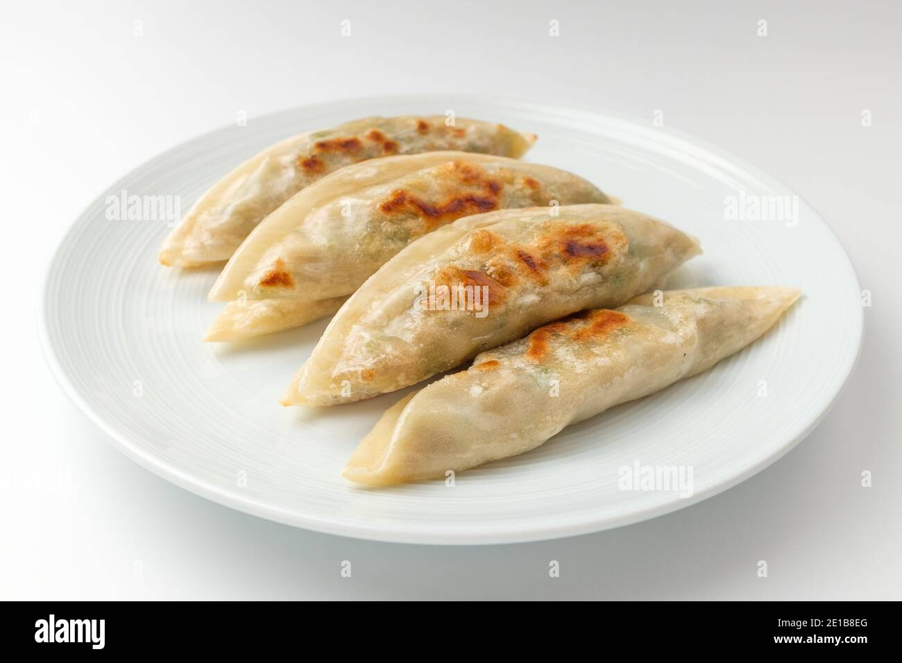 Gegrillte Knödel auf weißem Hintergrund Stockfoto