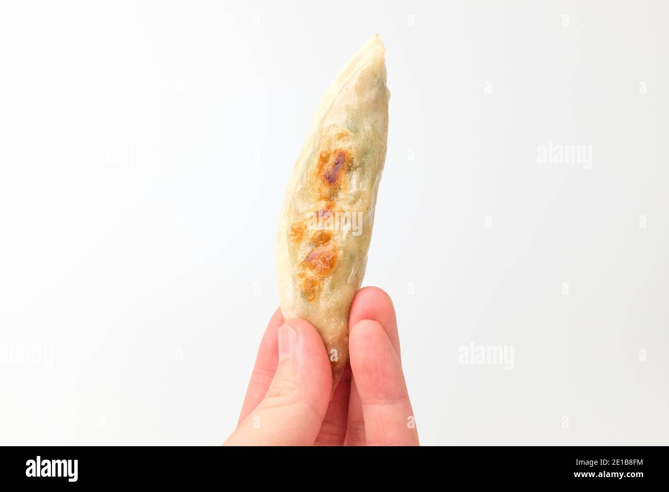 Gegrillte Knödel auf weißem Hintergrund Stockfoto