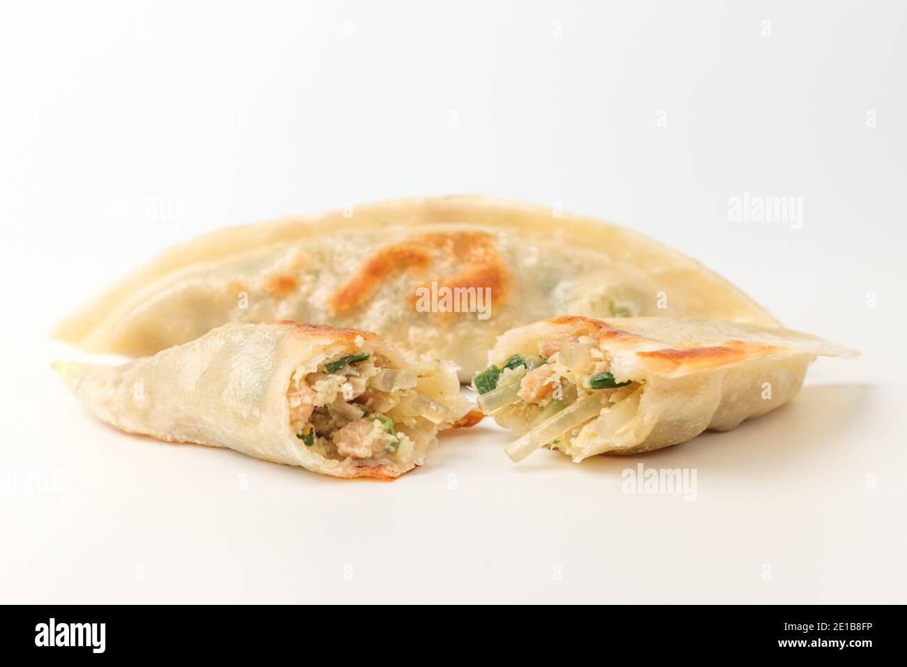 Gegrillte Knödel auf weißem Hintergrund Stockfoto