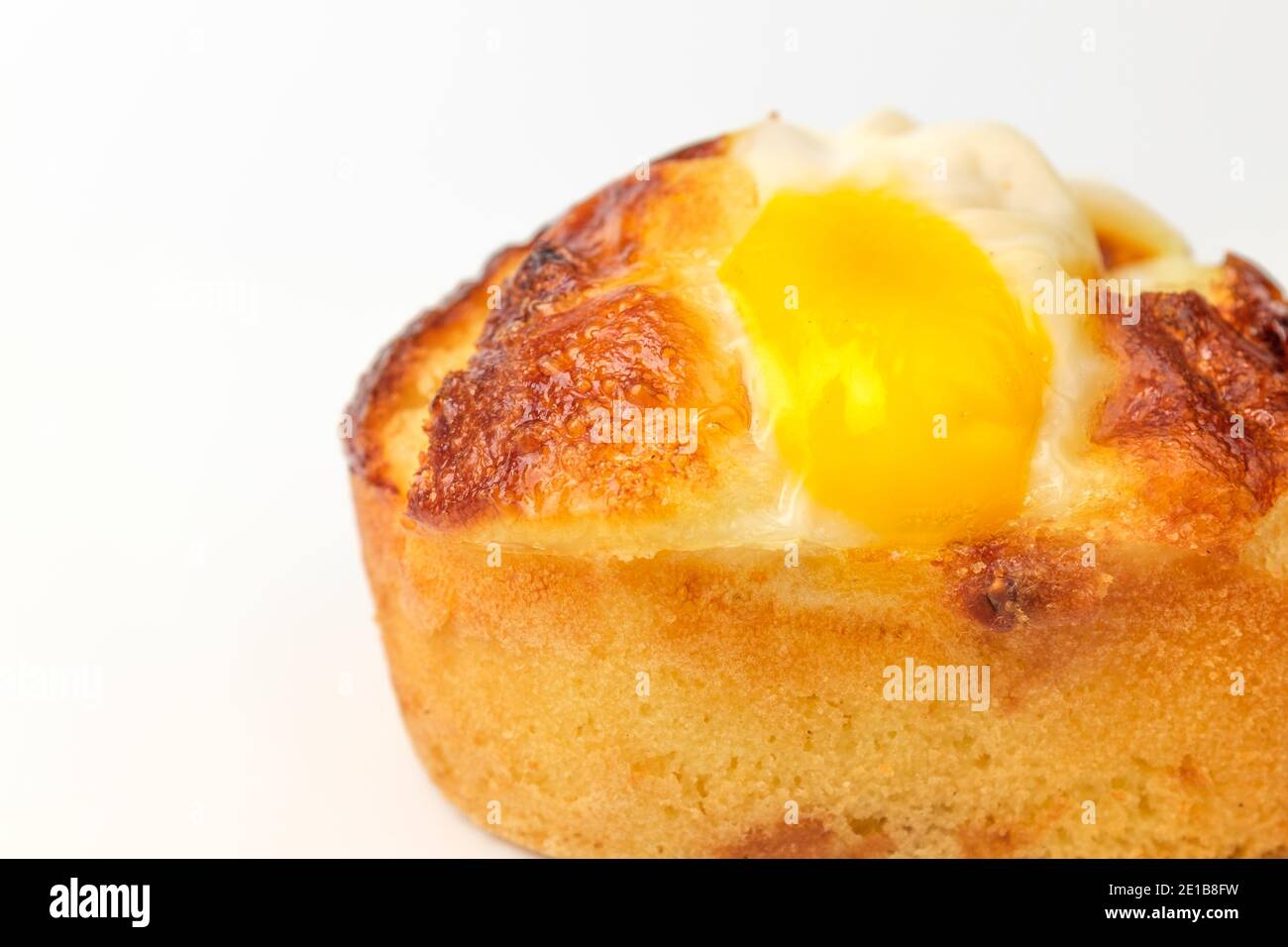 Eierbrot auf weißem Hintergrund Stockfoto