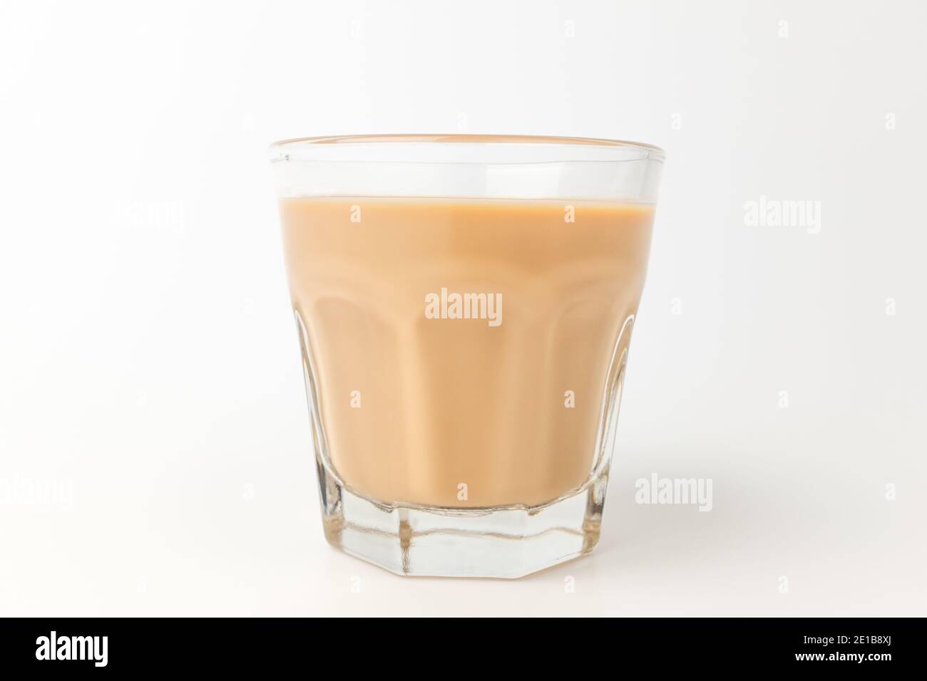 Latte Kaffee auf weißem Hintergrund Stockfoto