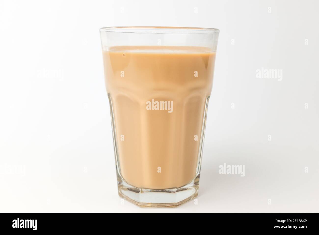 Latte Kaffee auf weißem Hintergrund Stockfoto