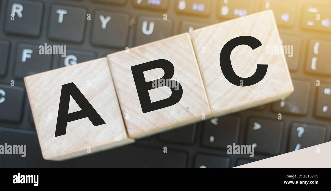 Alphabet Holzblöcke ABC auf Computer-Tastatur. Computerkompetenz Bildungskonzept Stockfoto