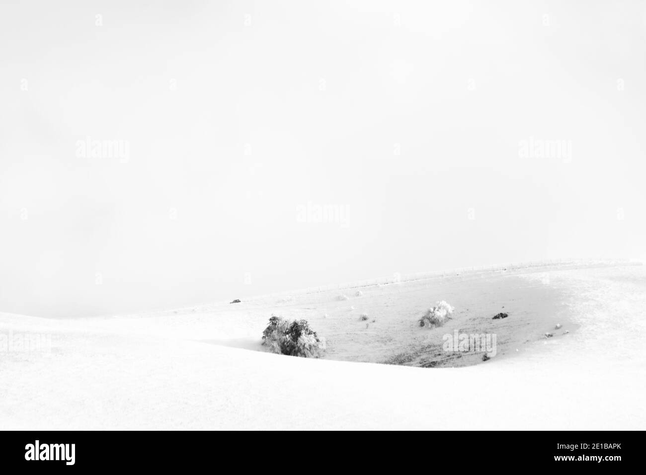 Ein sehr minimalistischer Blick auf einen schneebedeckten Berg Stockfoto