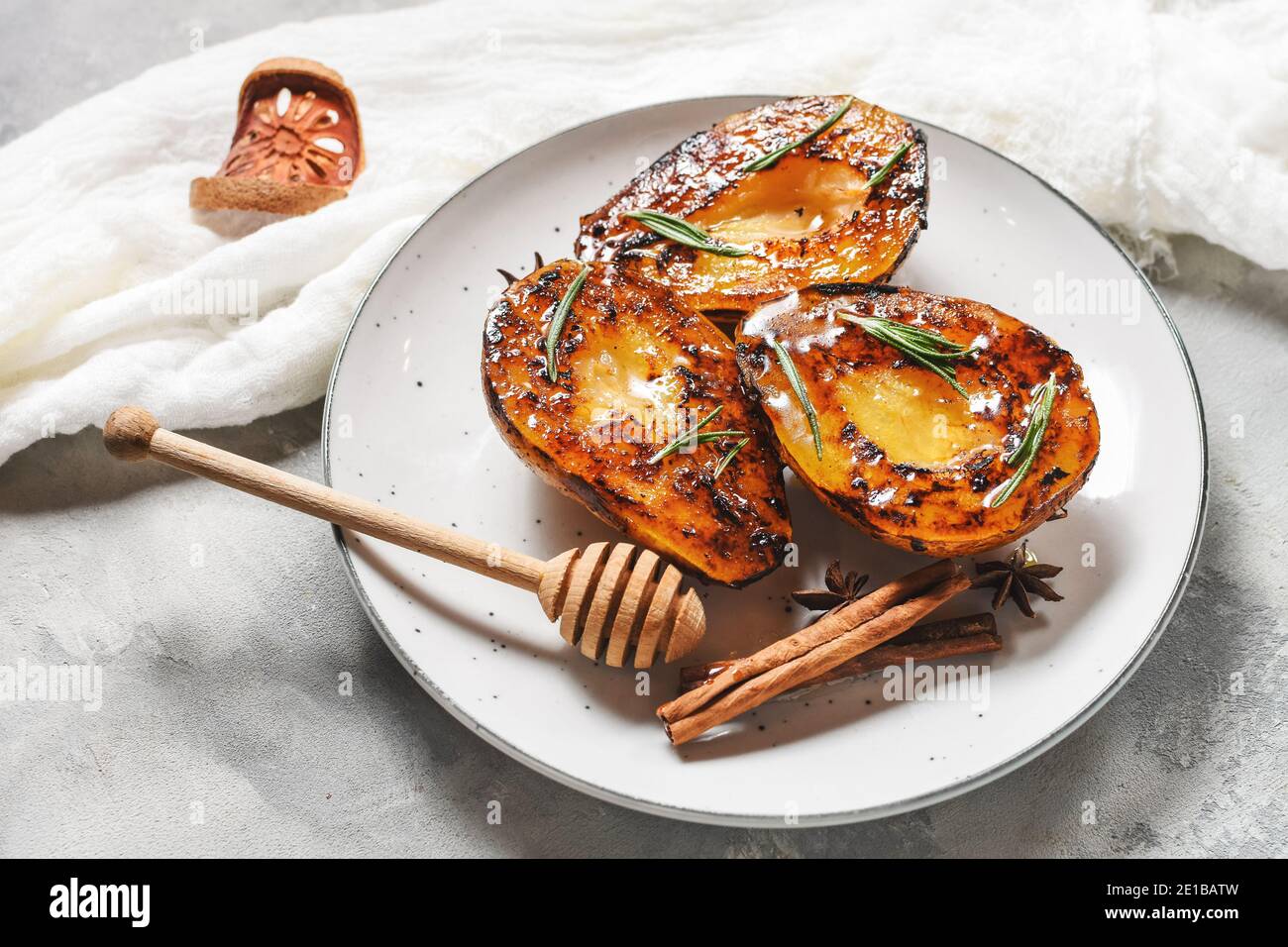 Karamellisierte Birnen mit Gewürzen in Sirup auf einem Topf. Leckeres Dessert für den Urlaub. Zutaten für Ricotta-Käsekuchen. Stockfoto