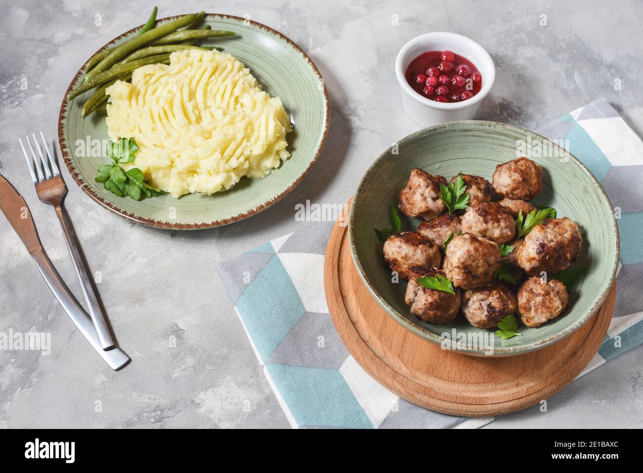 Schwedische Fleischbällchen mit Kartoffelpüree und grünen Bohnen Stockfoto