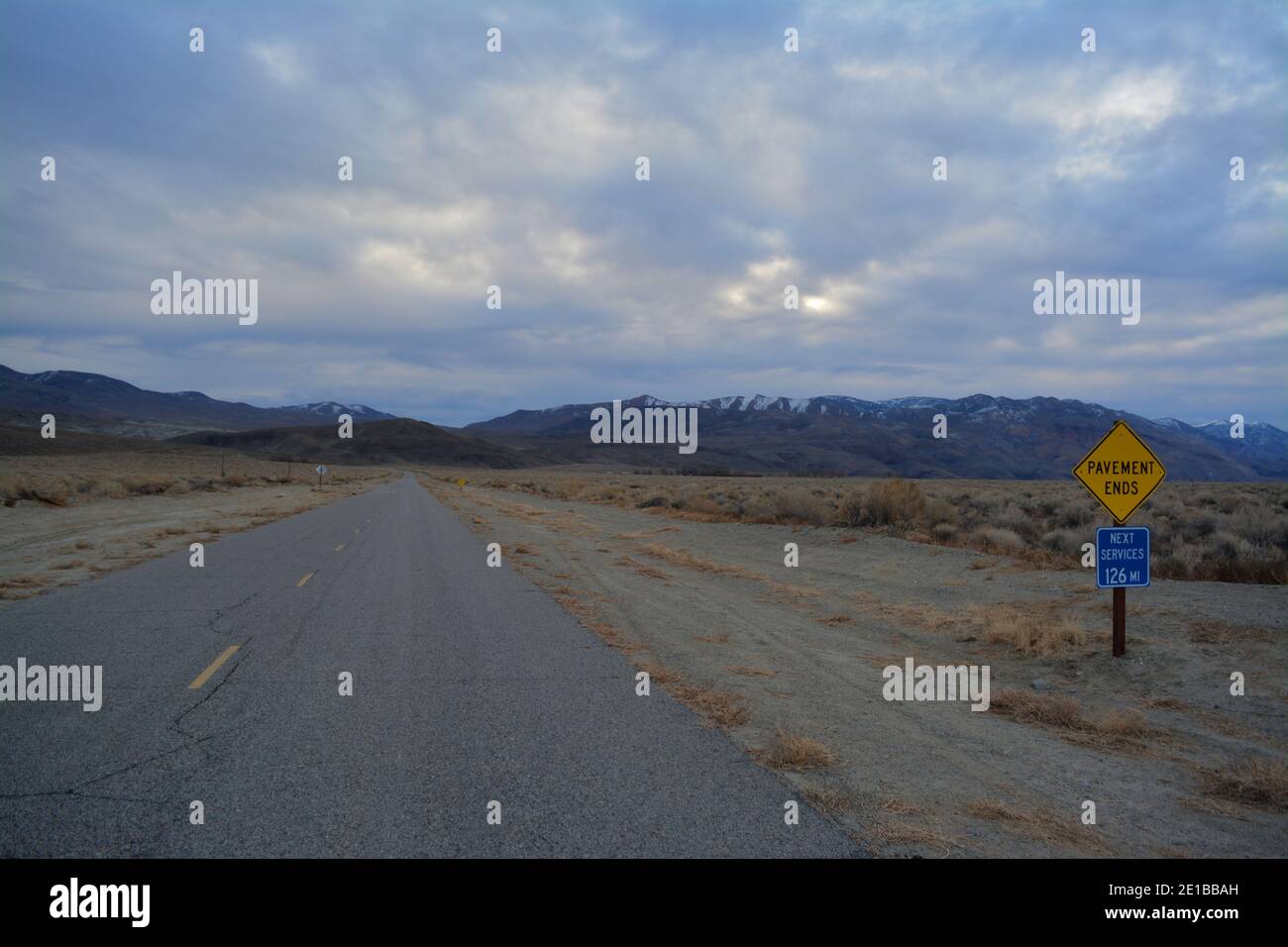 Straßenschild für unbefestigte Straße und nächste Service im Fish Lake Valley in der Nähe von Big Pine California, Waucoba Road zum Death Valley Stockfoto