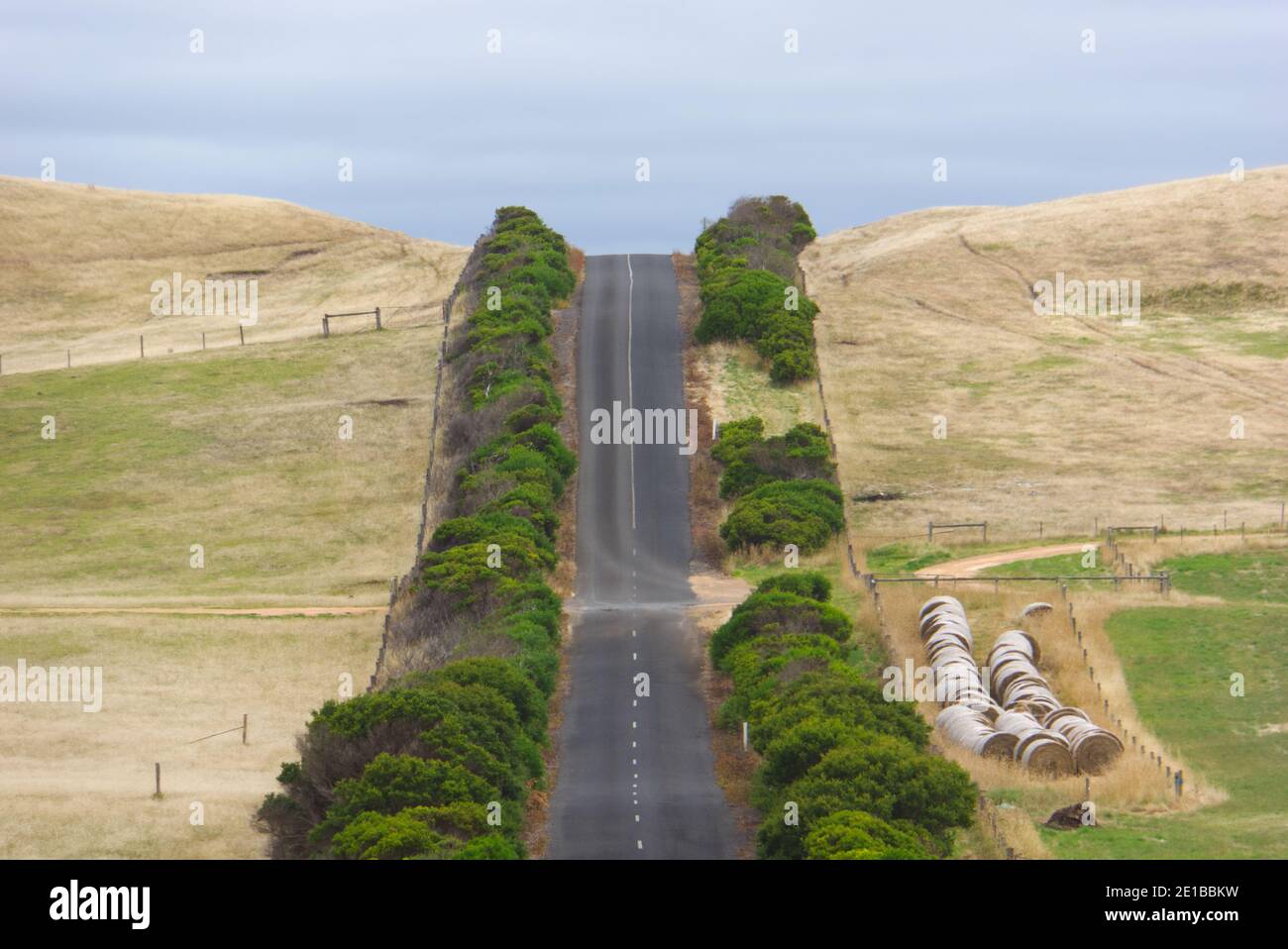 Australien Landstraße Landschaft und Blick auf Felder und abstrakten Hintergrund Ackerland in Victoria, Australien. Stockfoto