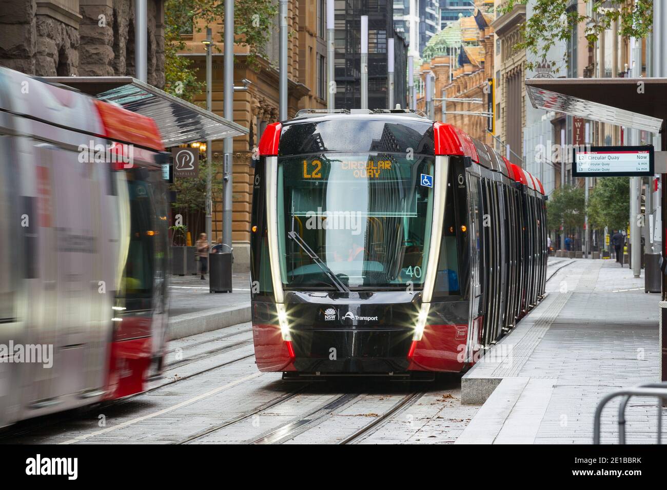 Das Stadtzentrum von Sydney, Australien, sieht immer noch leer aus in das neue Jahr 2021, da härtere Coronavirus-Beschränkungen (einschließlich obligatorischer Gesichtsmasken und heftige Verstöße Geldstrafen) verhängt werden. Im Bild: Die George Street Light-Rail im CBD von Sydney, eine der belebtesten Straßen Australiens, die meist menschenleer von Passagieren und Fußgängern aussieht. Stockfoto