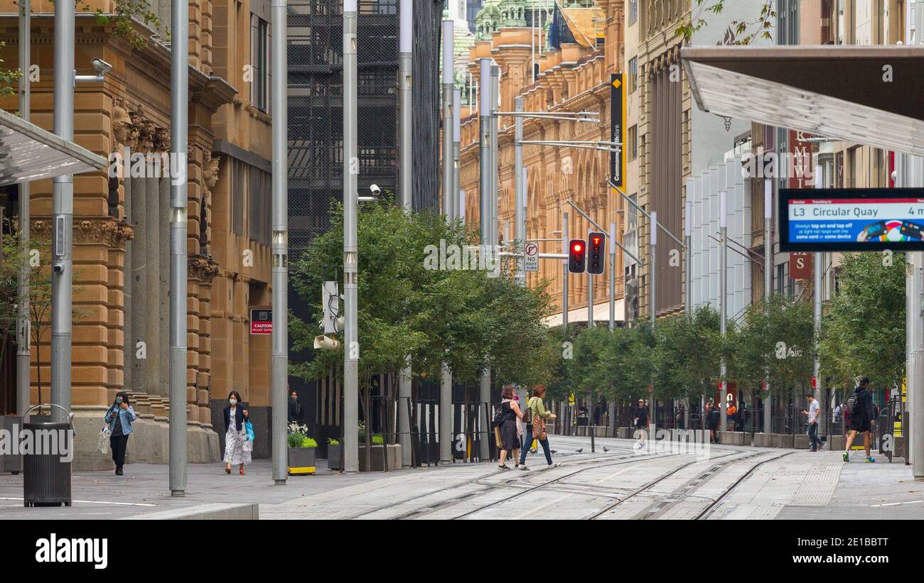 Das Stadtzentrum von Sydney, Australien, sieht immer noch leer aus in das neue Jahr 2021, da härtere Coronavirus-Beschränkungen (einschließlich obligatorischer Gesichtsmasken und heftige Verstöße Geldstrafen) verhängt werden. Im Bild: George Street im CBD von Sydney, einer der belebtesten Straßen Australiens, die menschenleer aussehen. Stockfoto