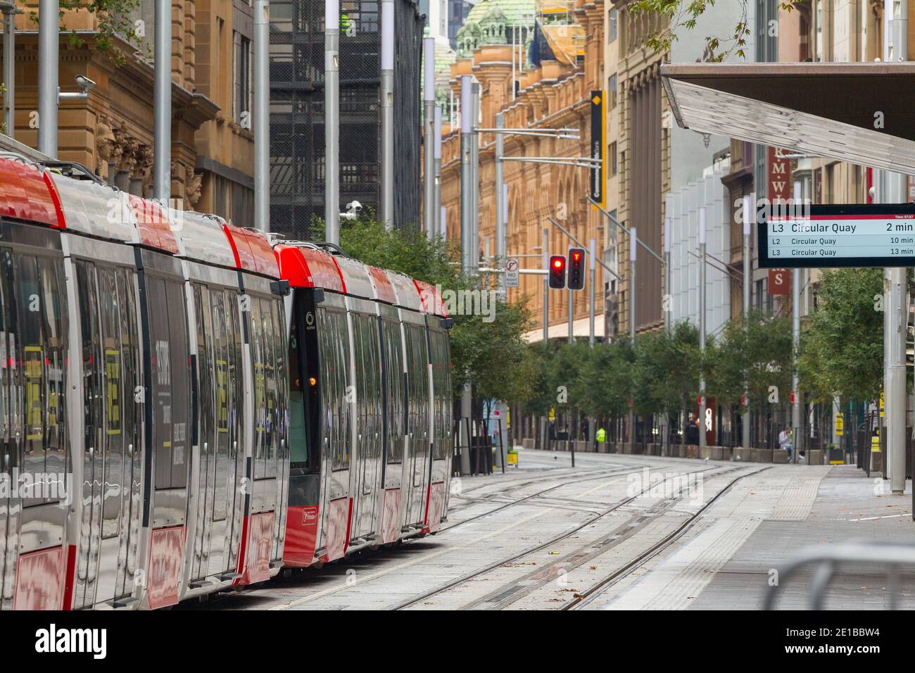 Das Stadtzentrum von Sydney, Australien, sieht immer noch leer aus in das neue Jahr 2021, da härtere Coronavirus-Beschränkungen (einschließlich obligatorischer Gesichtsmasken und heftige Verstöße Geldstrafen) verhängt werden. Im Bild: George Street im CBD von Sydney, einer der belebtesten Straßen Australiens, die menschenleer aussehen. Stockfoto