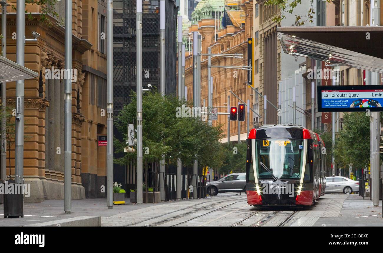 Das Stadtzentrum von Sydney, Australien, sieht immer noch leer aus in das neue Jahr 2021, da härtere Coronavirus-Beschränkungen (einschließlich obligatorischer Gesichtsmasken und heftige Verstöße Geldstrafen) verhängt werden. Im Bild: George Street im CBD von Sydney, einer der belebtesten Straßen Australiens, die menschenleer aussehen. Stockfoto