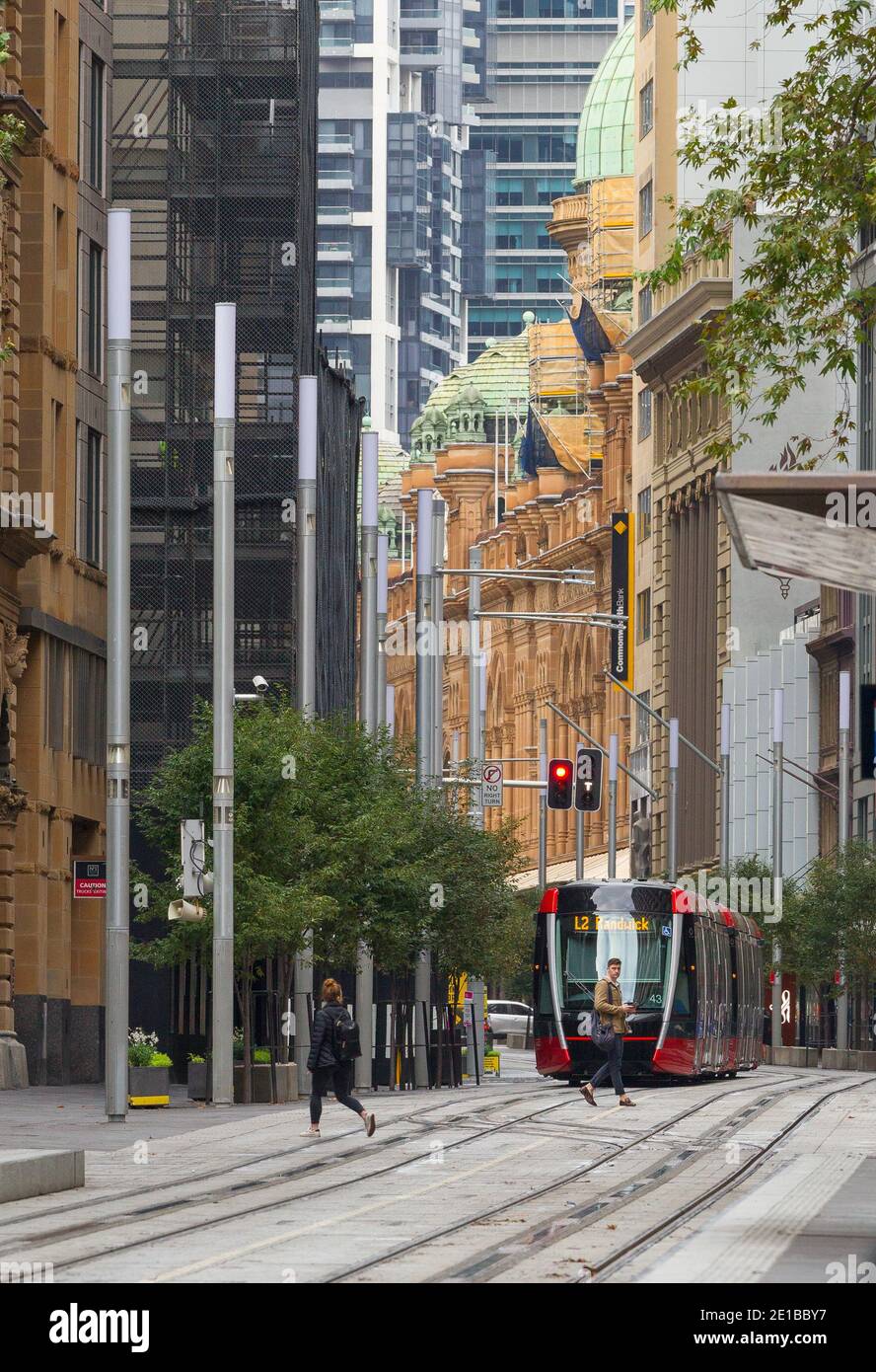 Das Stadtzentrum von Sydney, Australien, sieht immer noch leer aus in das neue Jahr 2021, da härtere Coronavirus-Beschränkungen (einschließlich obligatorischer Gesichtsmasken und heftige Verstöße Geldstrafen) verhängt werden. Im Bild: George Street im CBD von Sydney, einer der belebtesten Straßen Australiens, die menschenleer aussehen. Stockfoto