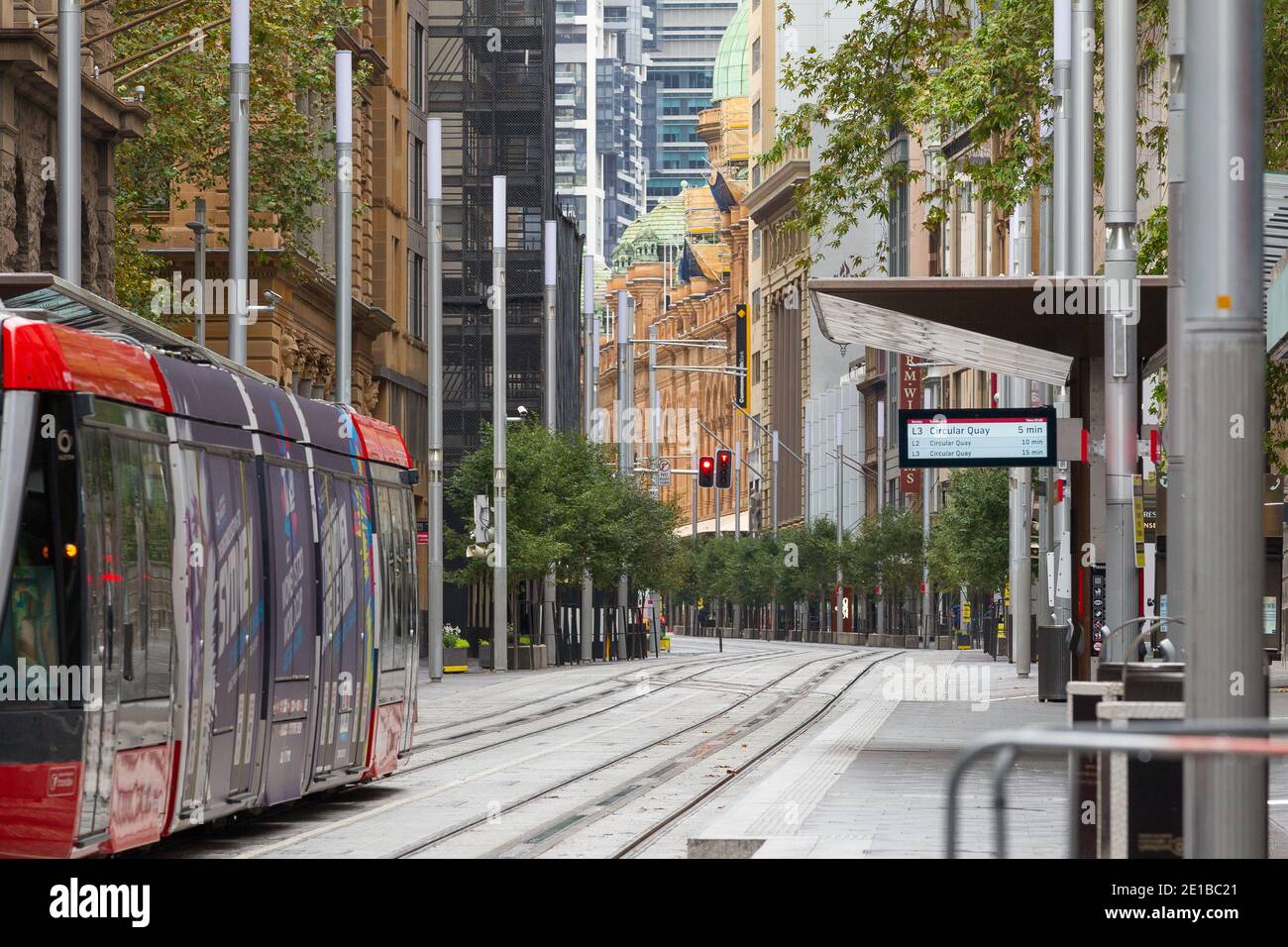 Das Stadtzentrum von Sydney, Australien, sieht immer noch leer aus in das neue Jahr 2021, da härtere Coronavirus-Beschränkungen (einschließlich obligatorischer Gesichtsmasken und heftige Verstöße Geldstrafen) verhängt werden. Im Bild: George Street im CBD von Sydney, einer der belebtesten Straßen Australiens, die menschenleer aussehen. Stockfoto