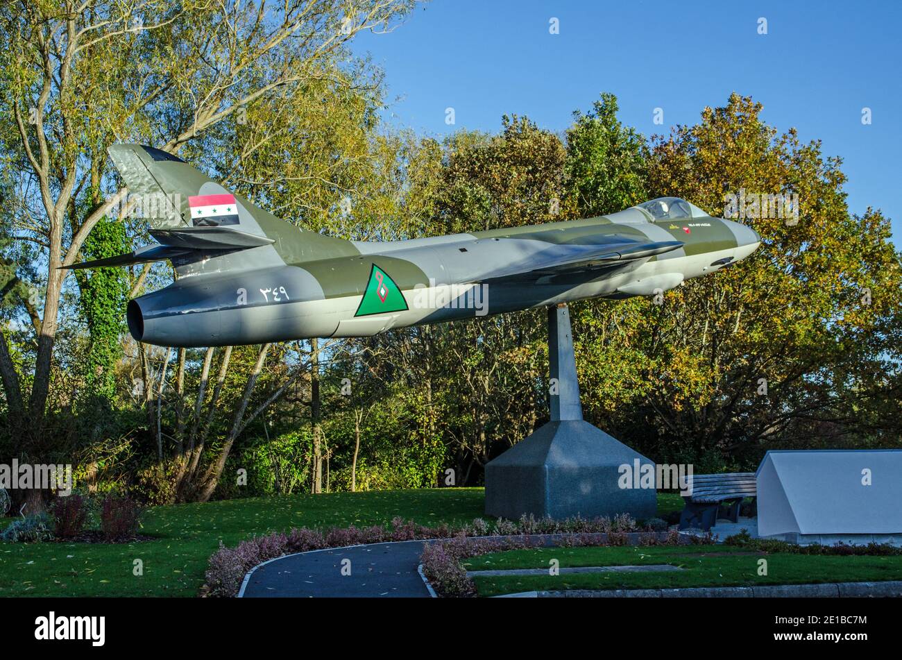 Das restaurierte Jagdflugzeug Hawker Hunter wurde an einer Kreuzung in Basingstoke, Hampshire, ausgestellt. Das ehemalige Luftwaffenflugzeug steht in der Nähe der Büros von Stockfoto