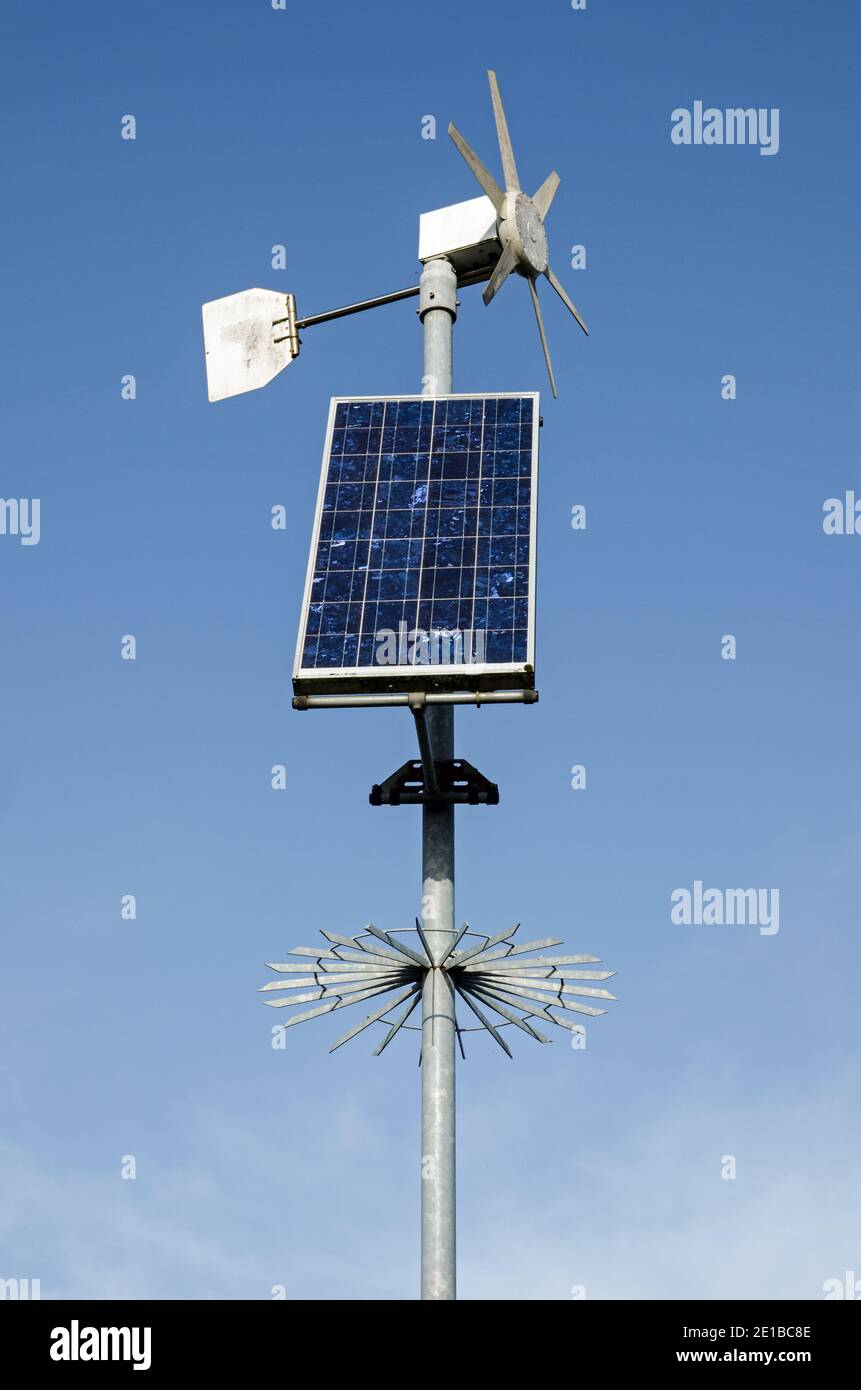 Stromerzeuger, der Energie aus Wind und Sonne in nutzbaren Strom umwandelt. Stockfoto