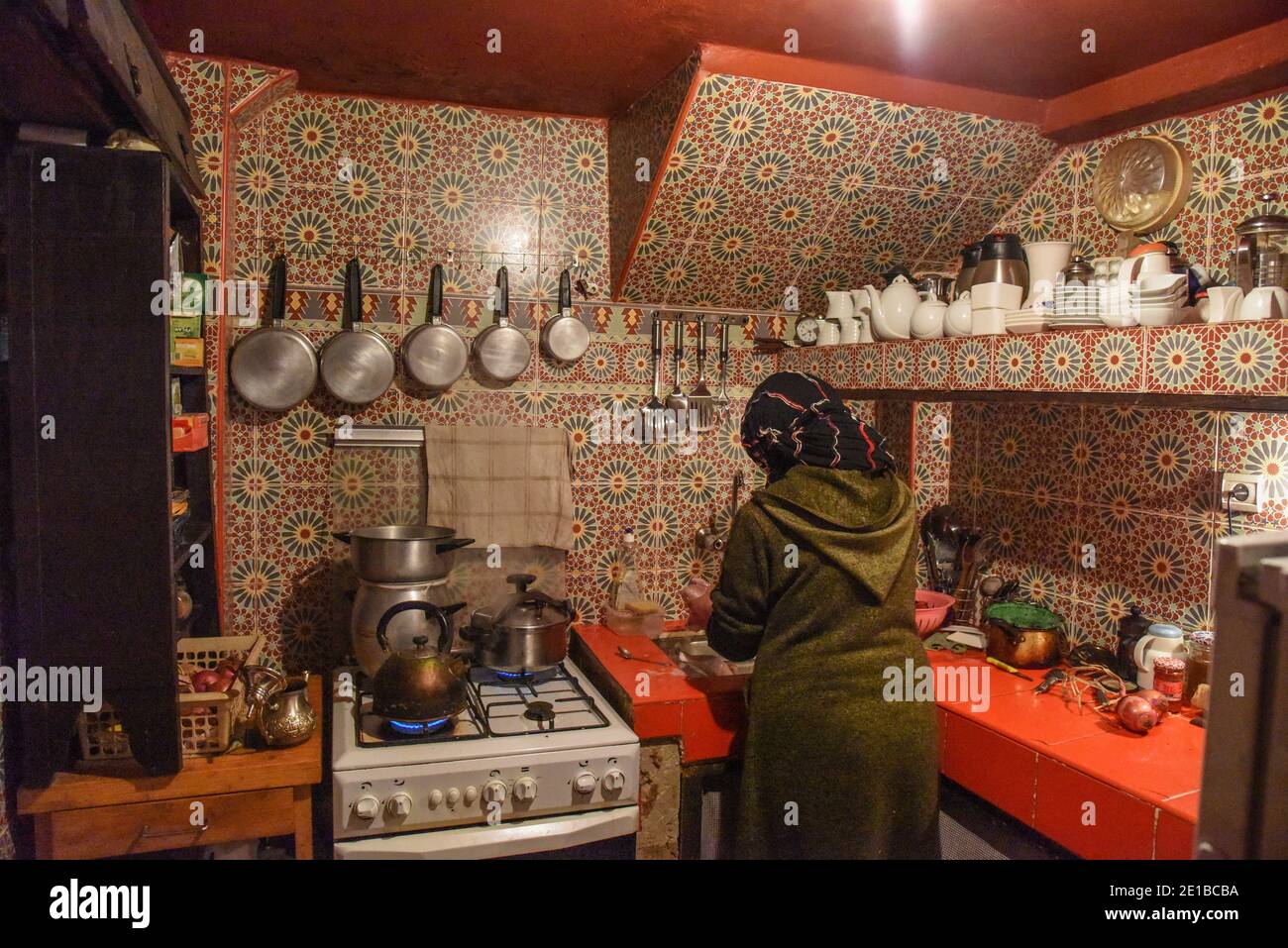 Charakteristische Küche in einem marokkanischen Haus Stockfoto