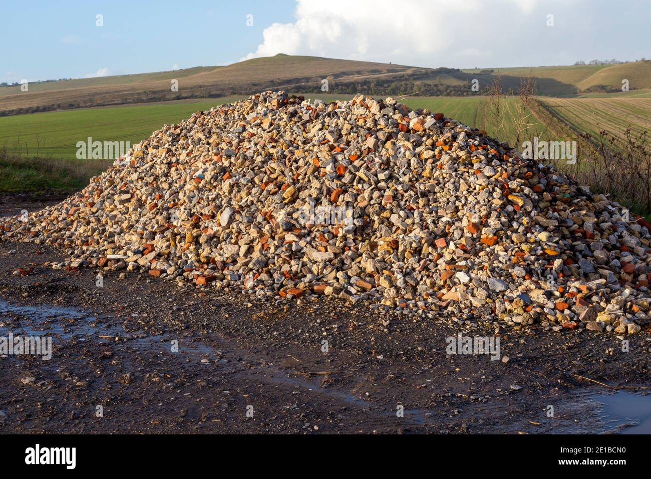 Haufen von Hardcore-Kreide Rock Fragmente gebrochene rote Steine und Steine Pewsey Vale, Wiltshire, England, Großbritannien Stockfoto